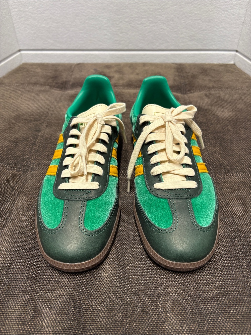 Adidas Women’s Samba OG Green Preloved Yellow Velvet - Picture 3 of 9